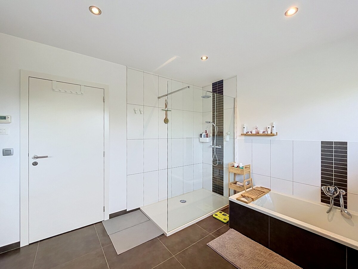 Recente halfopen woning met 3 ruime slaapkamers! 