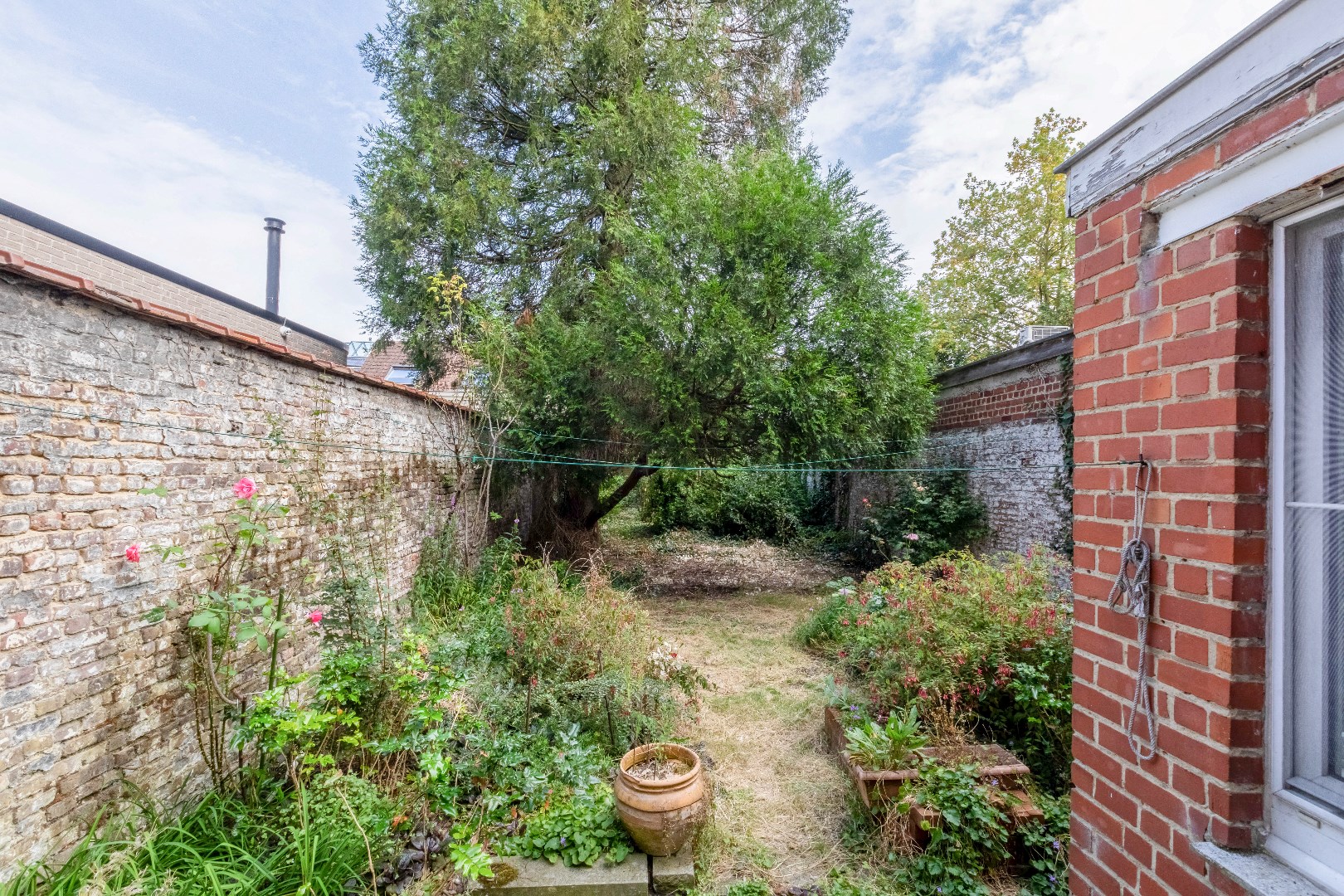 Te renoveren handelspand in het centrum van Ledeberg 
