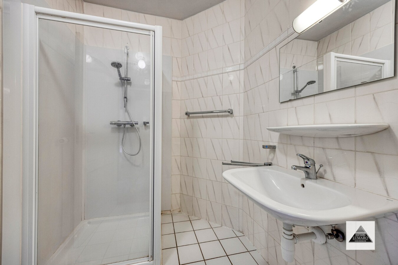 Appartement (175 m²) met 3 slaapkamers, terras (25 m²), 2 badk., 2 garages, berging. 1e verdiep (lift). 