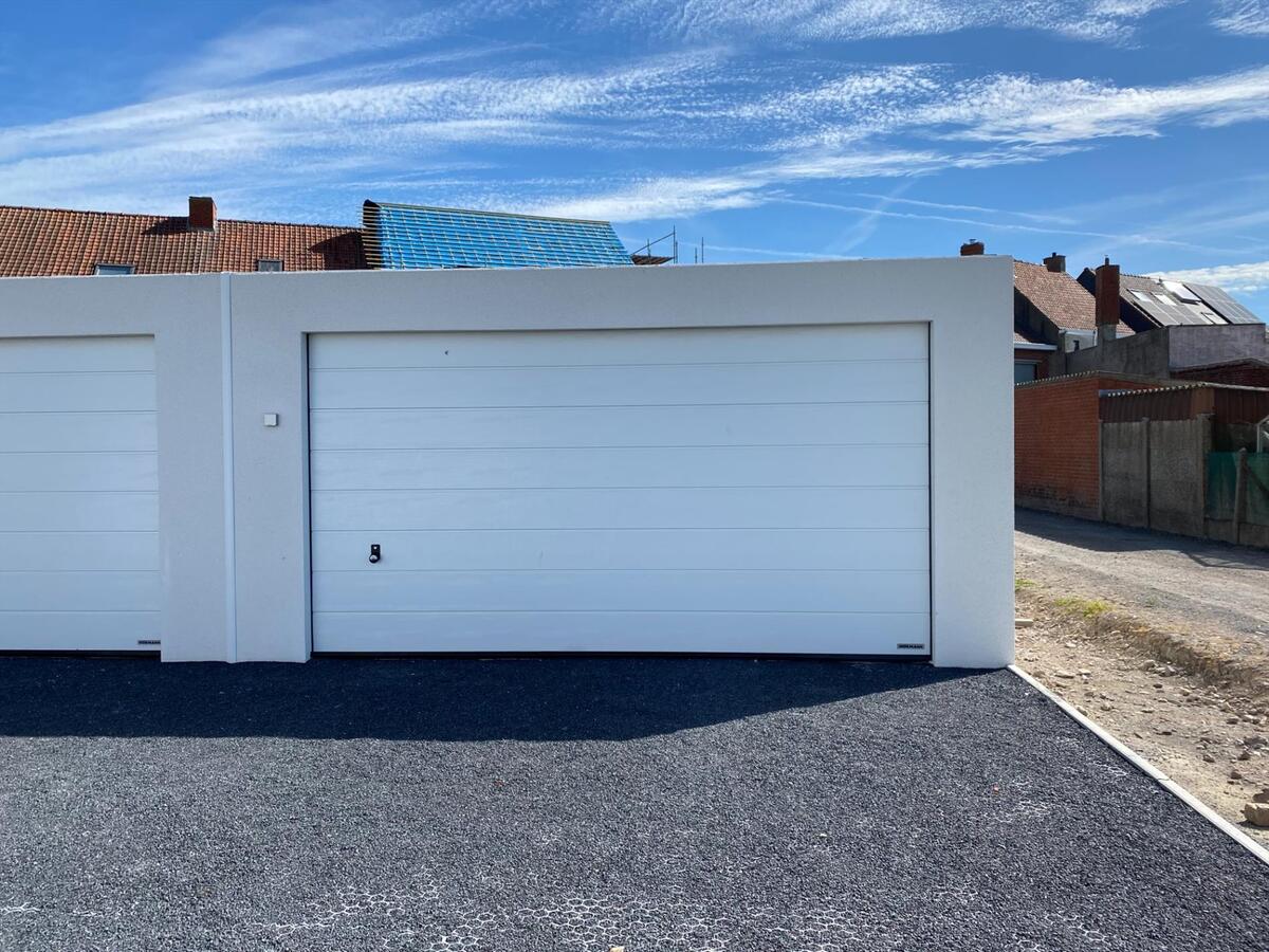 2 ruime garages met sectionaalpoort te huur 