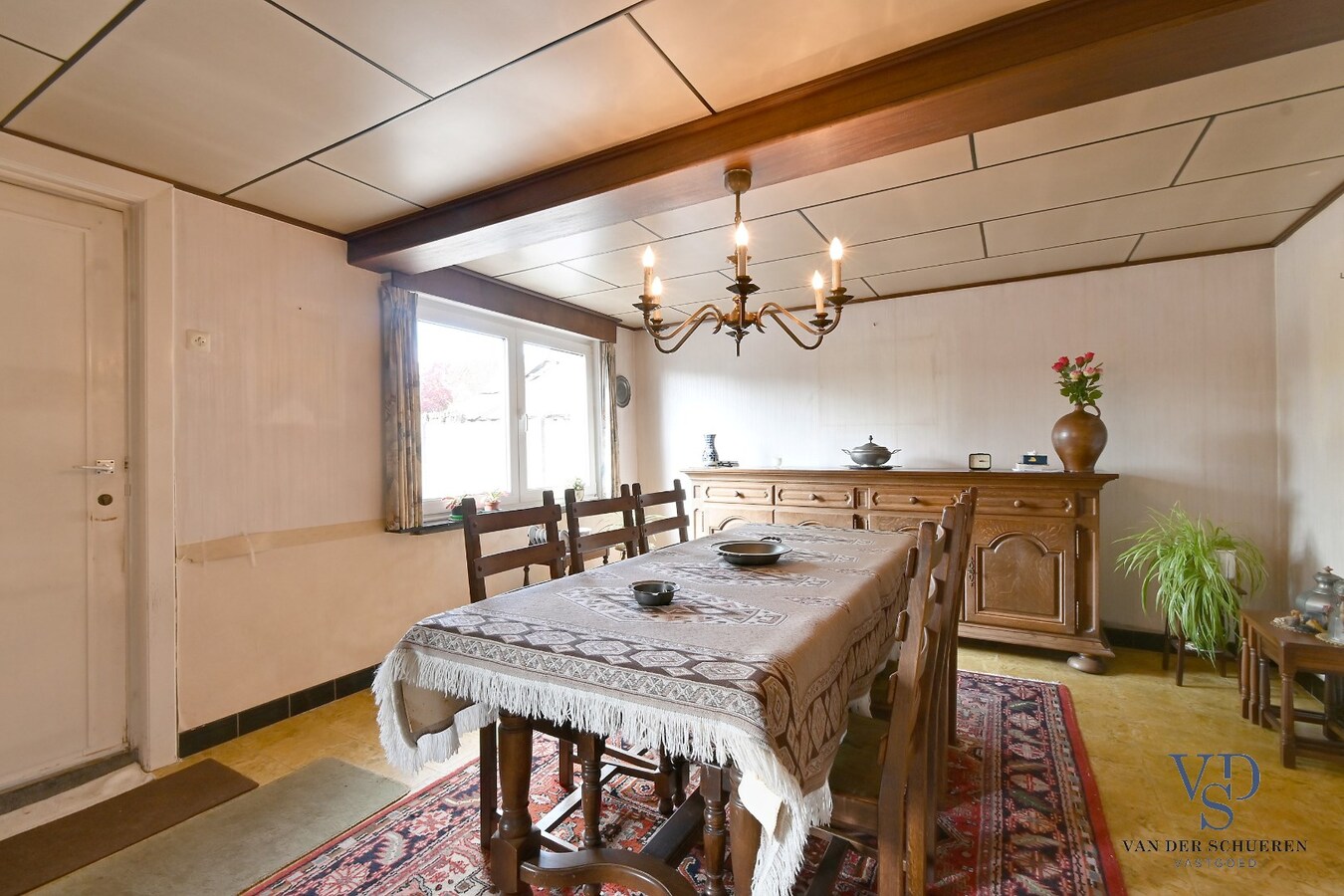 Exceptioneel gelegen eigendom met mogelijkheden. 