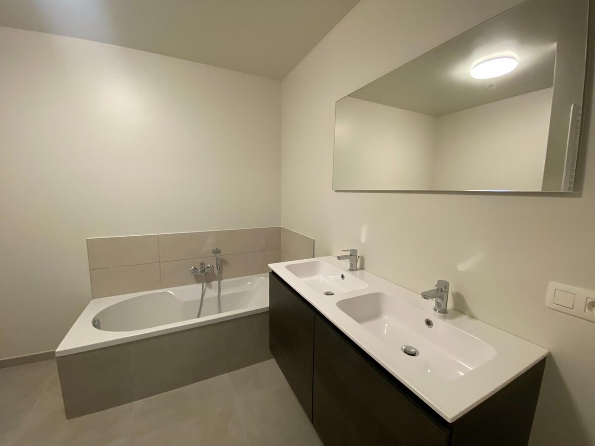 Uitstekend gelegen nieuwbouwwoning met garage 