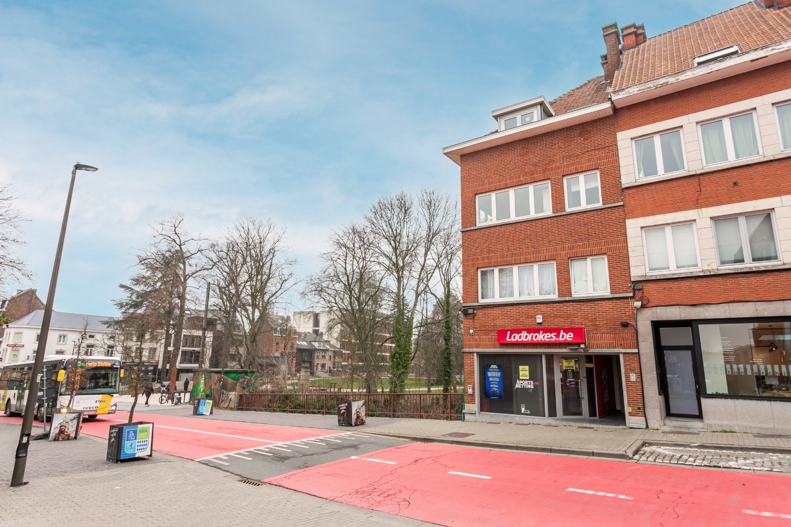 Opbrengsteigendom: commercieel glv en 3 appt 