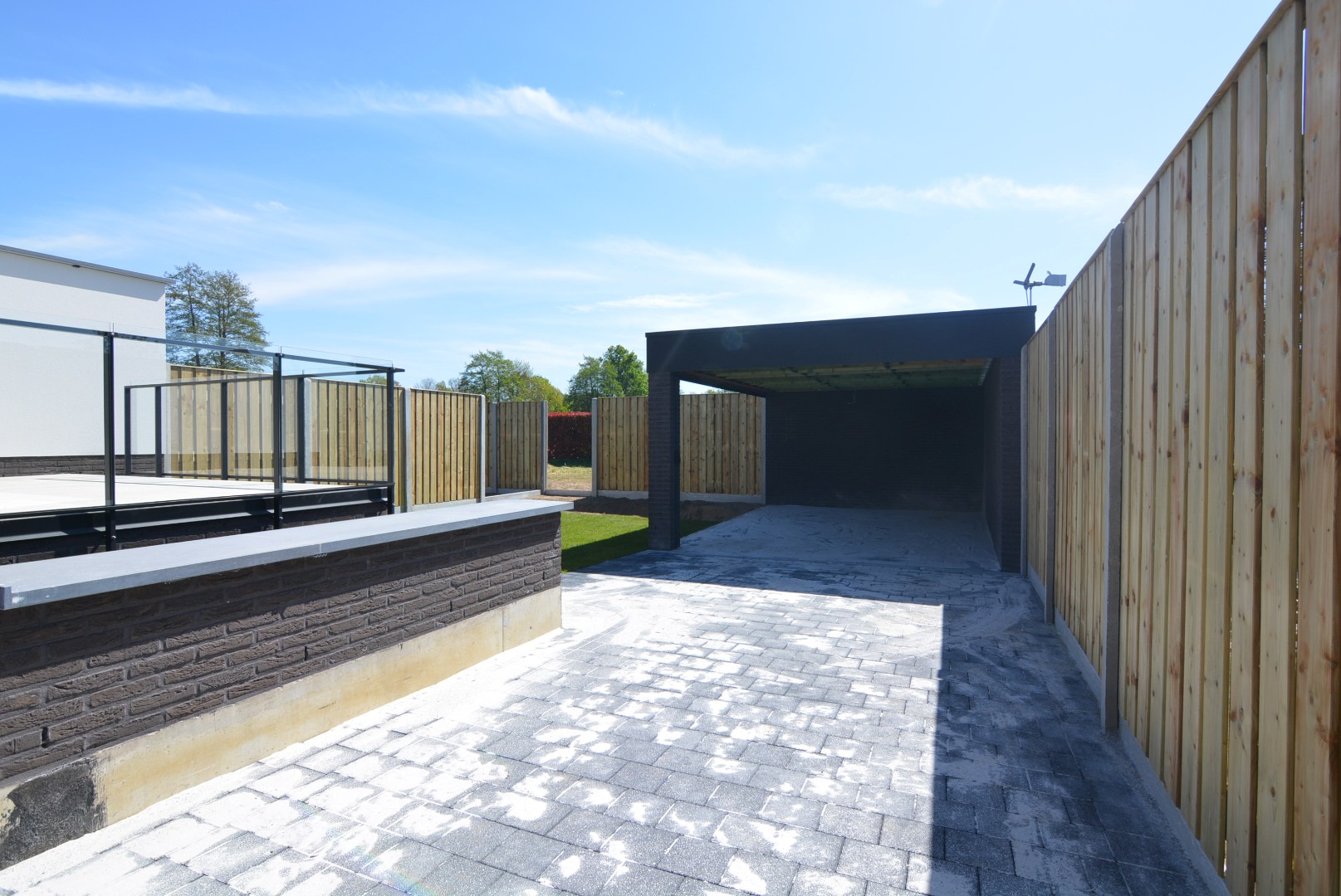 Moderne, energiezuinige, halfvrijstaande woning met carport op 3 a 80 ca. 