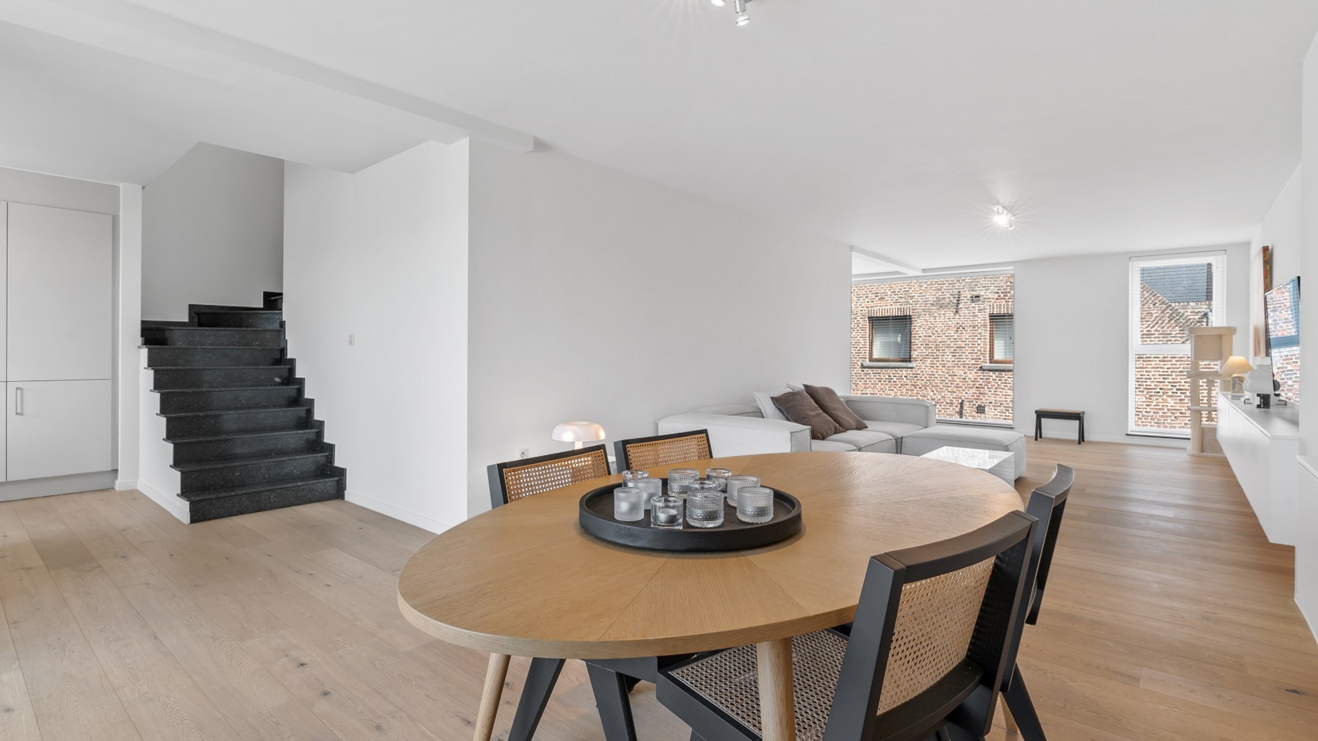 Gezellige eetruimte met zicht op het terras