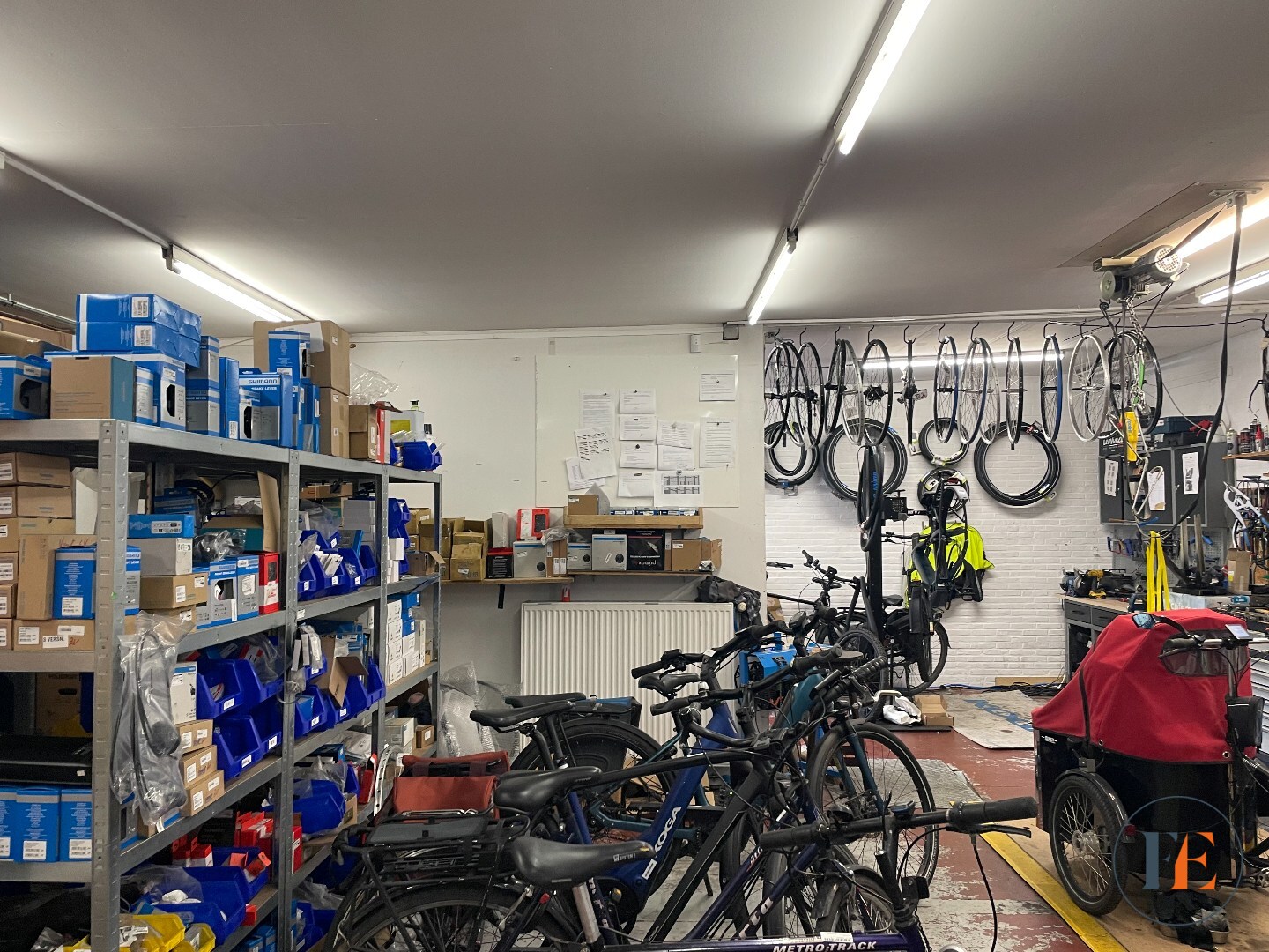 Handelspand (235m²) met parking en garage 