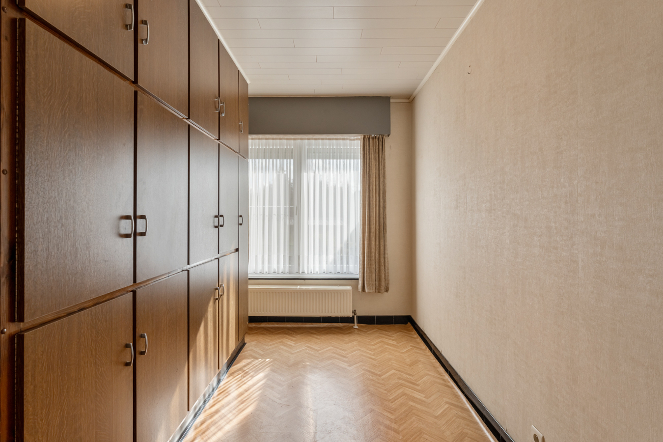 Op te frissen, halfvrijstaande gelijkvloerse woning gelegen in een rustige omgeving op 8a58ca. 