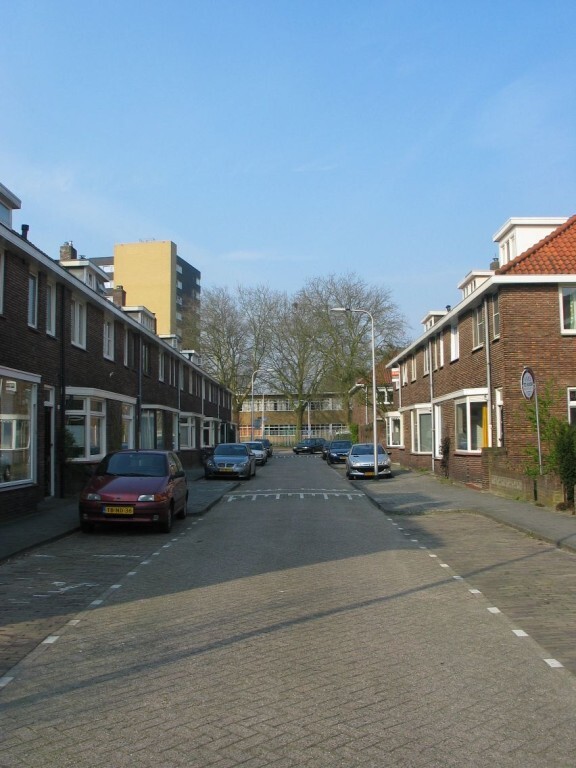 Gelegen in de wijk “Armhoefse Akkers” (Sacaramentsparochie) ruime jaren 30 hoekwoning met extra kamer op de begane grond en tuin op het zuiden. 