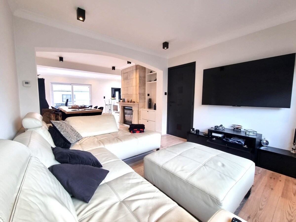 Zeer aangename woning met dubbele parking en mooi terras te Heist 