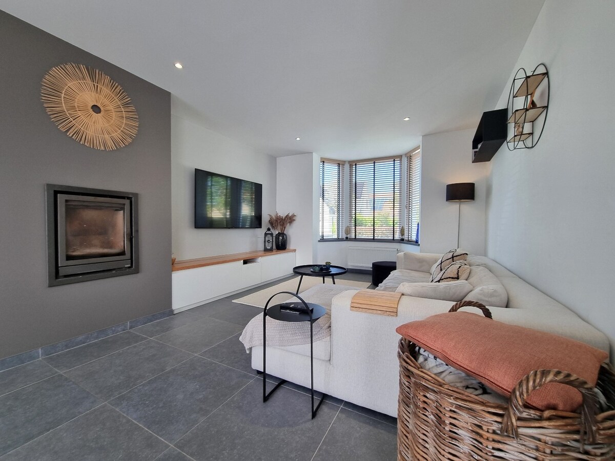 Prachtige, volledig gerenoveerde halfopen bebouwing op groot perceel van 842m² 