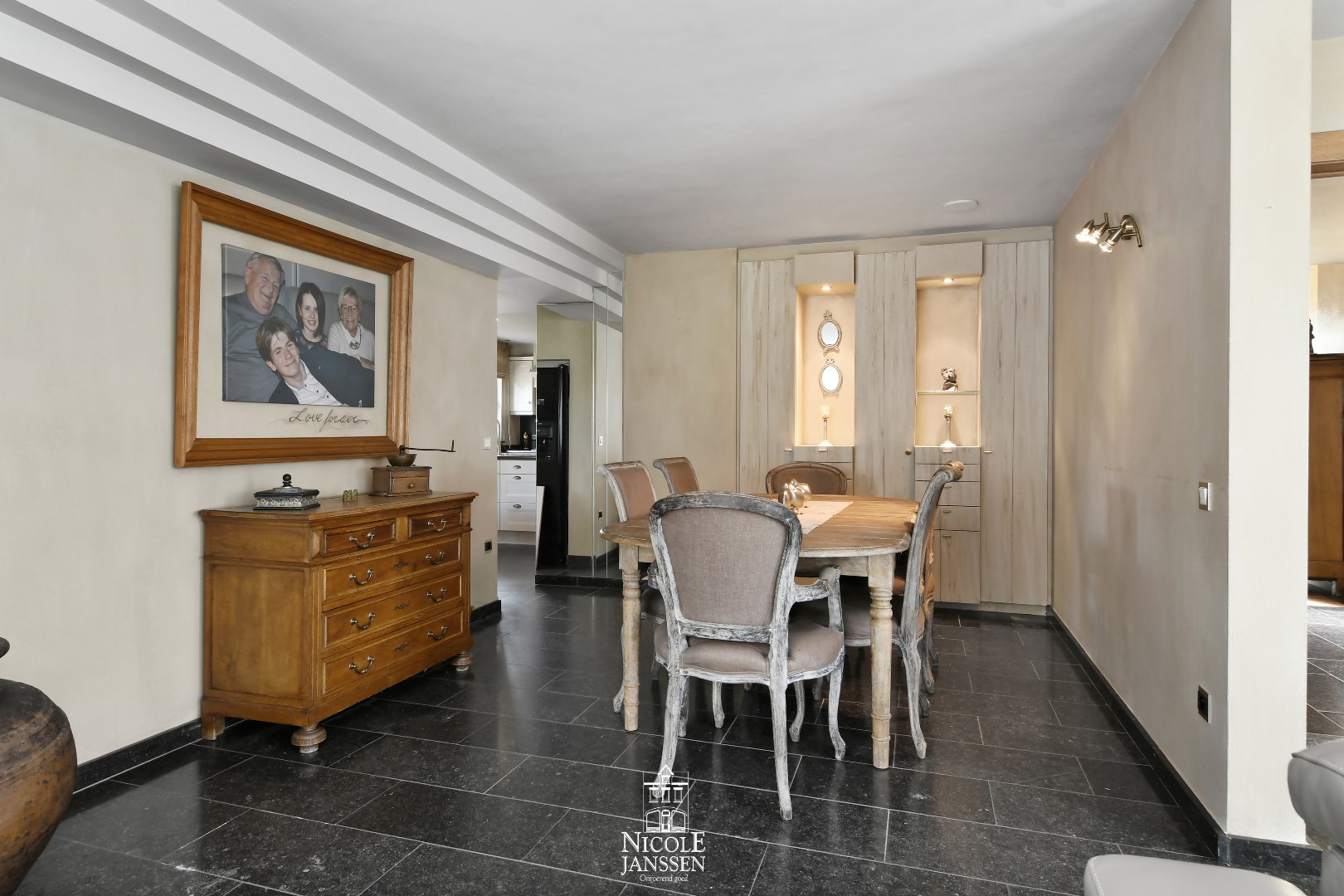 Aansluitend bij de woonkamer vindt u deze eetkamer 