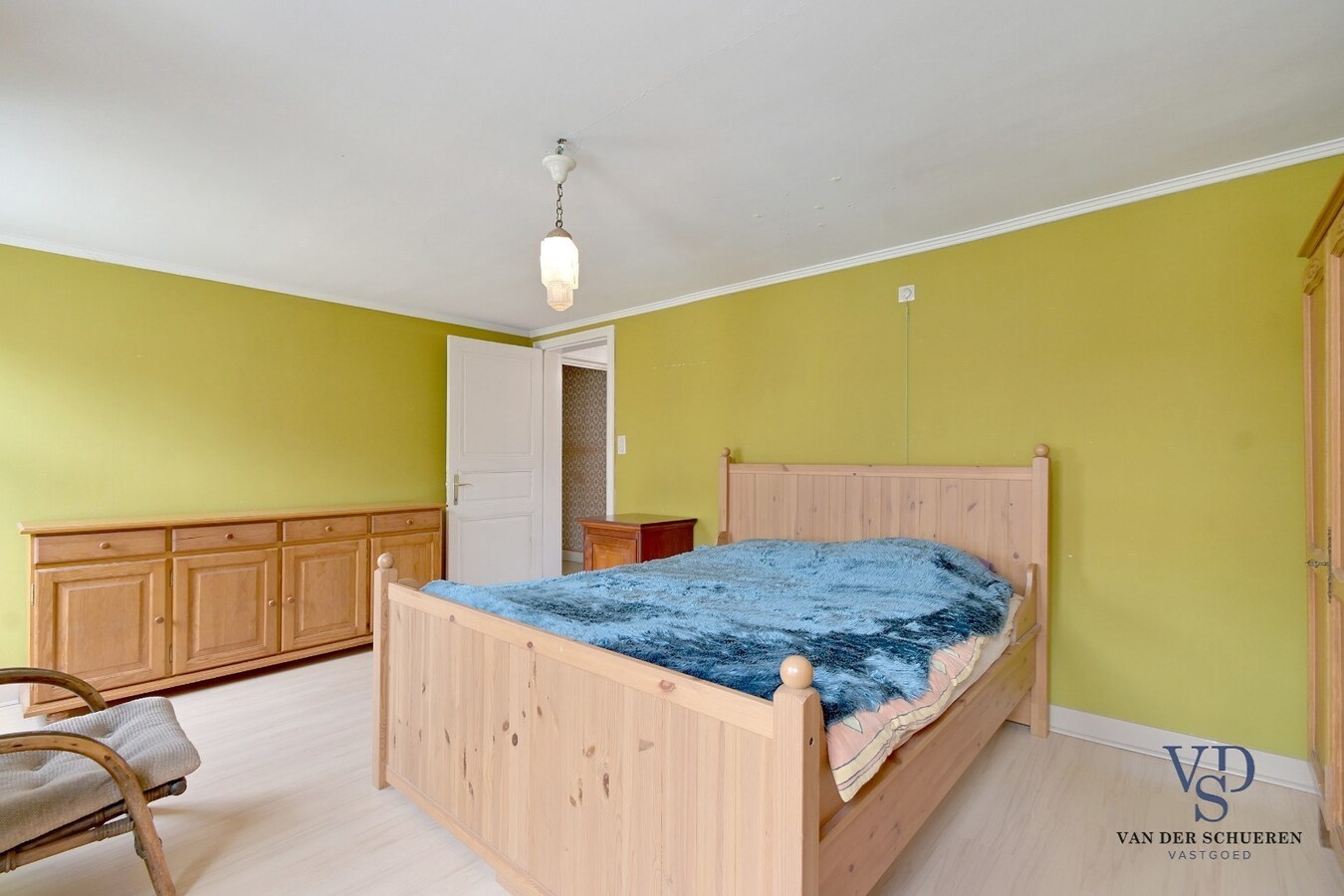 Ruime garage/opslagruimte gekoppeld aan woonst 