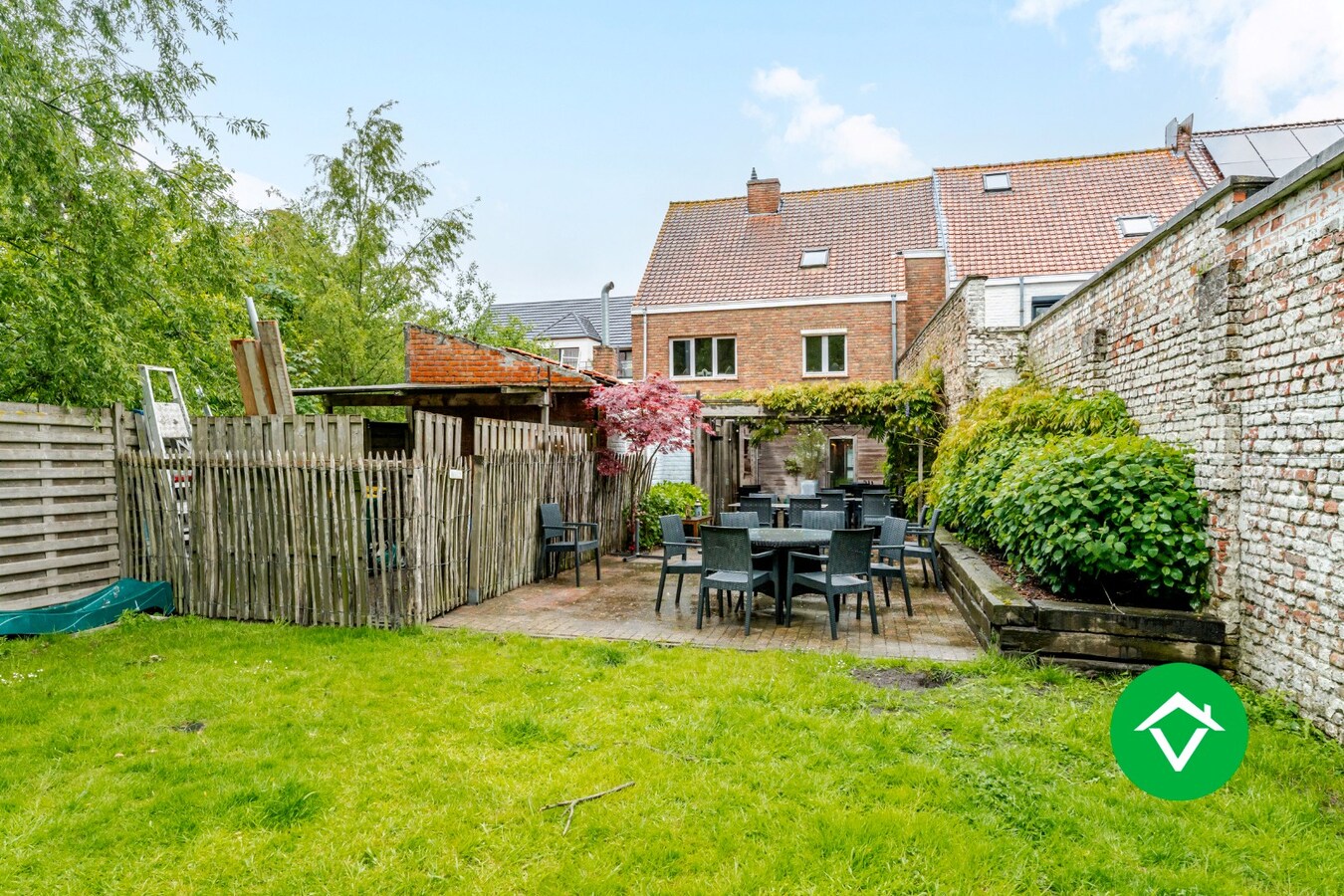 Handelswoning met goeddraaiende frituur te koop in centrum Eernegem 