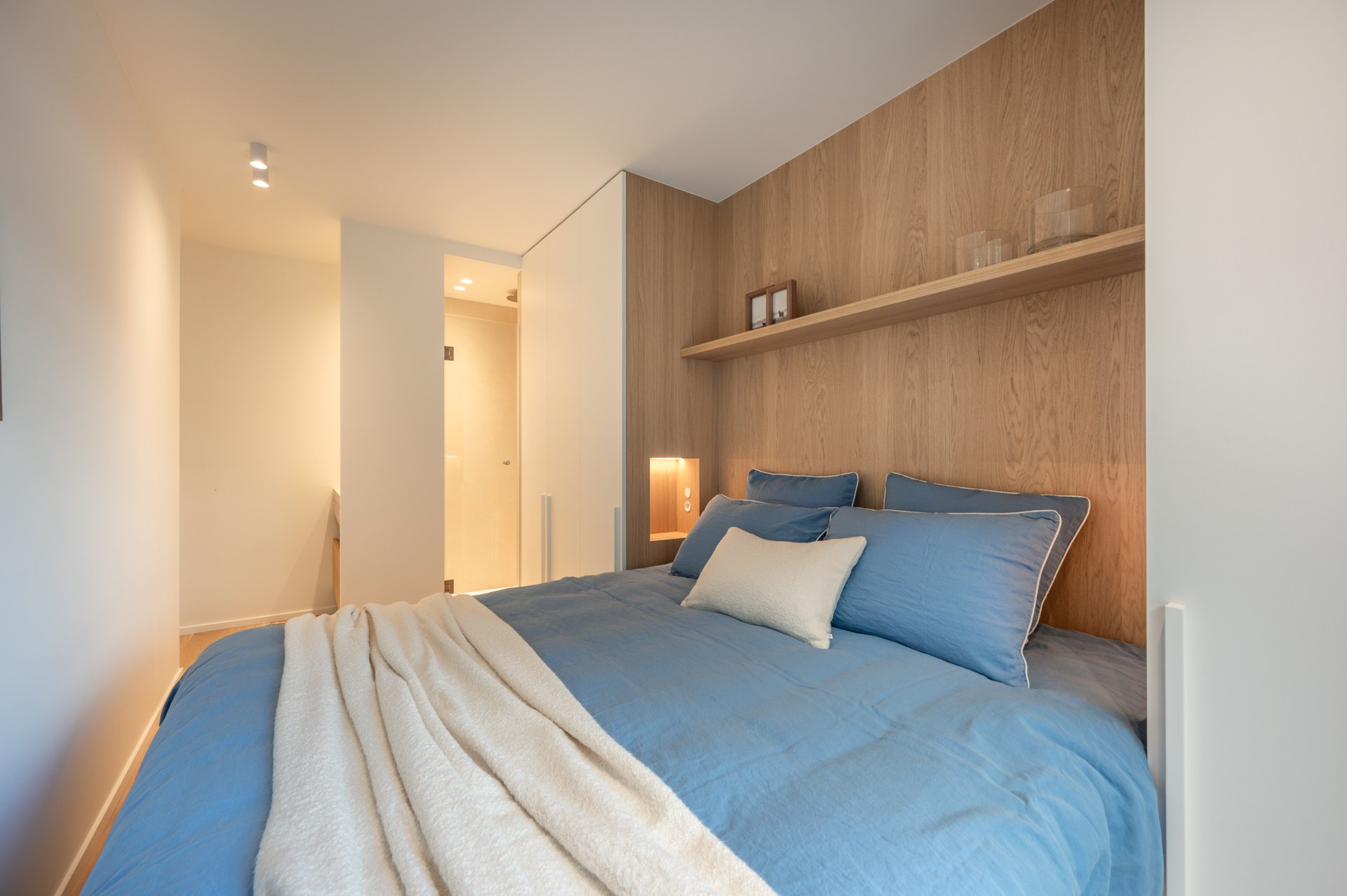 Appartement rénové de haut standing situé du côté ouest avec vue latérale sur la mer. 