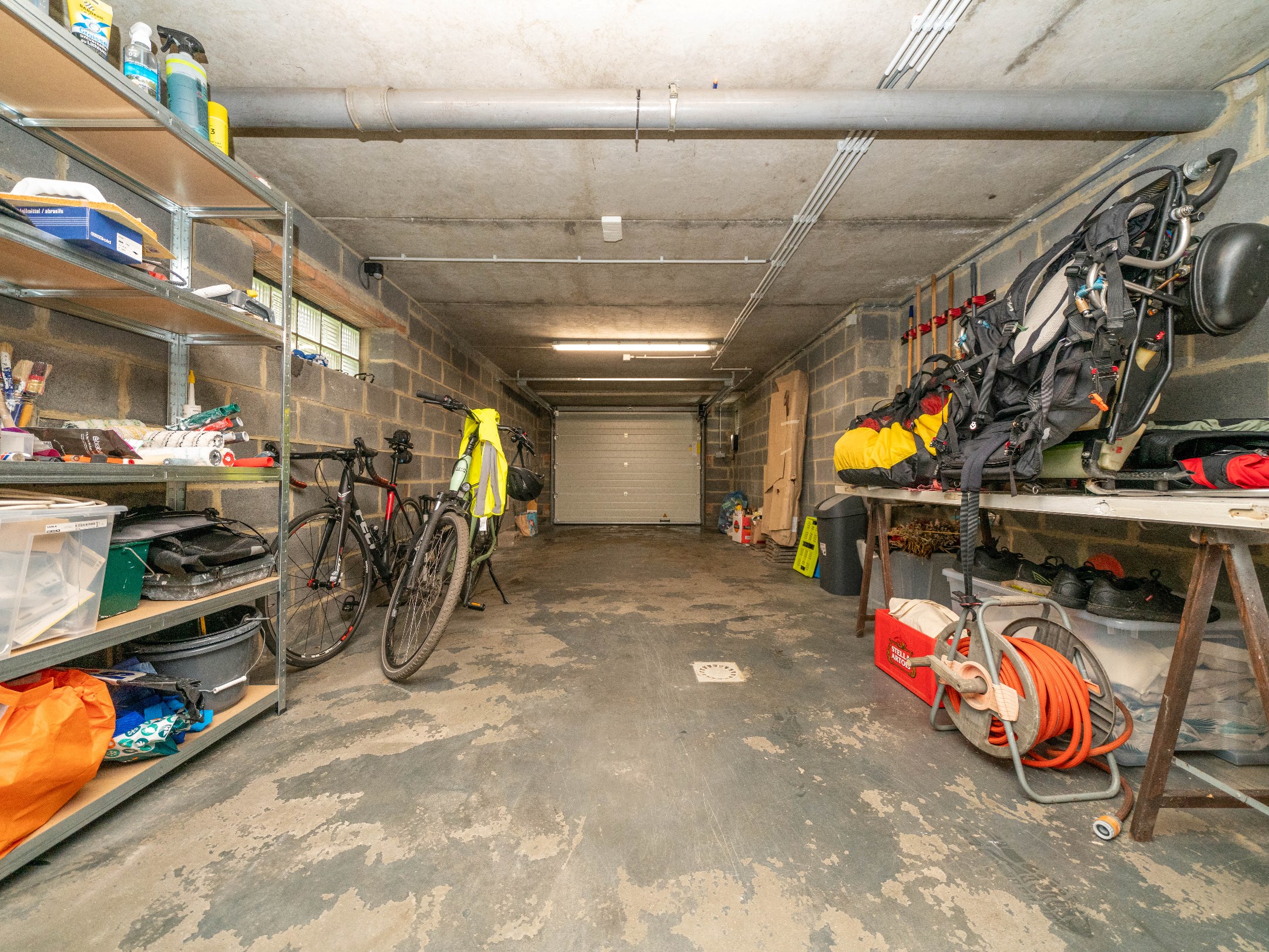 Ruim 2 kamer-appartement met dubbele garage en kelder 