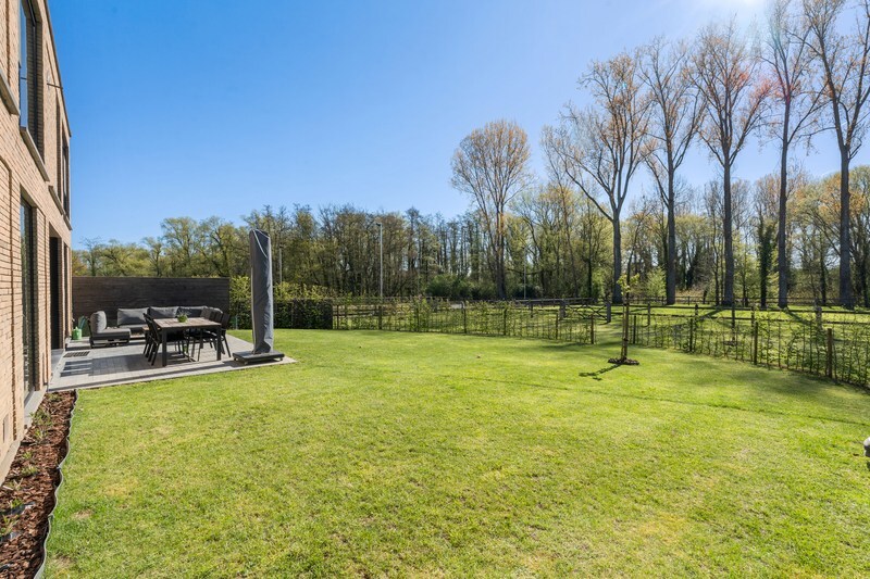 Moderne villa met hippisch complex op 15.856m² 