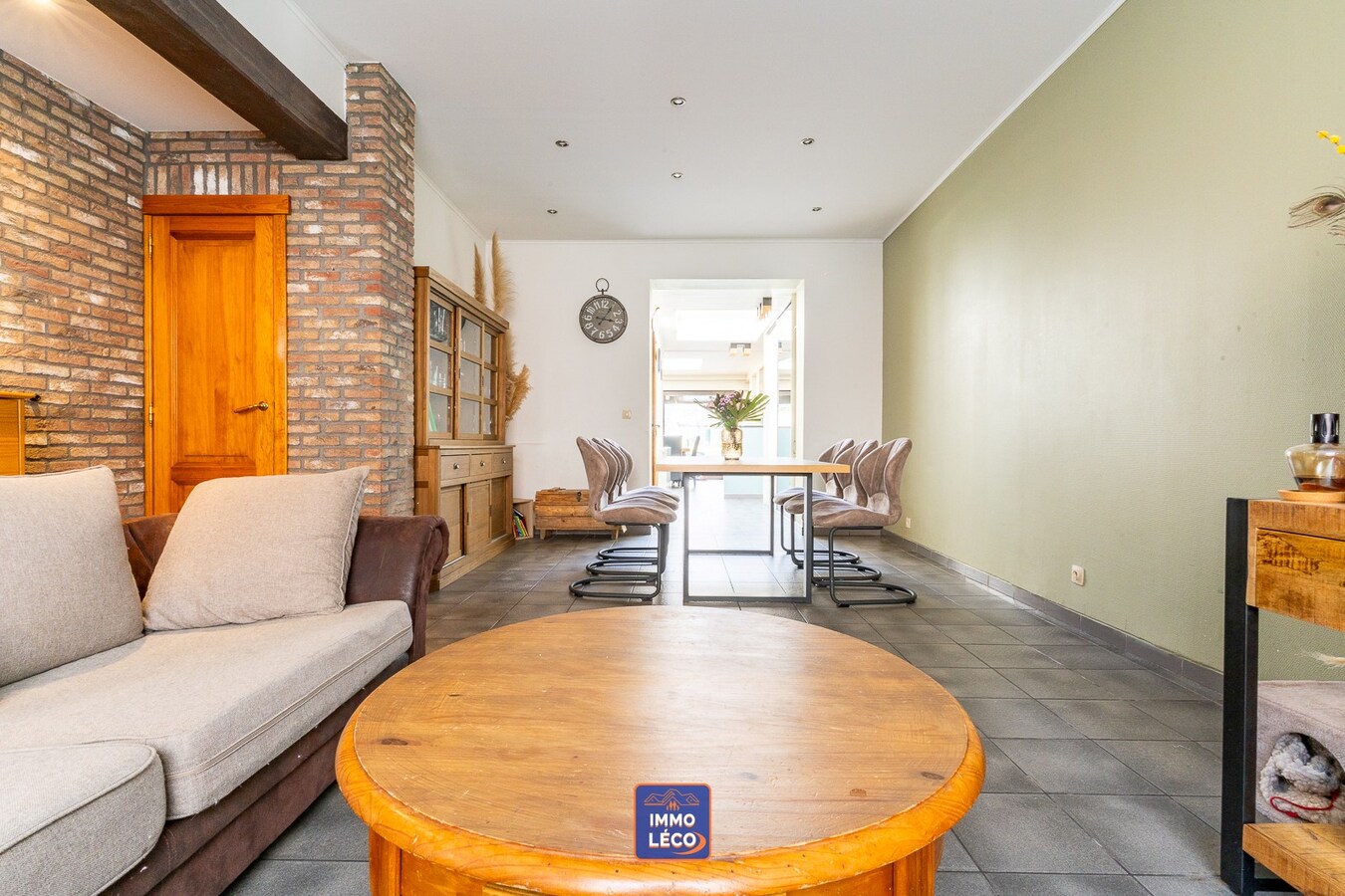 Maison rénovée érigée sur un terrain de 1448m² avec grand parking privatif, TOP SECTEUR 