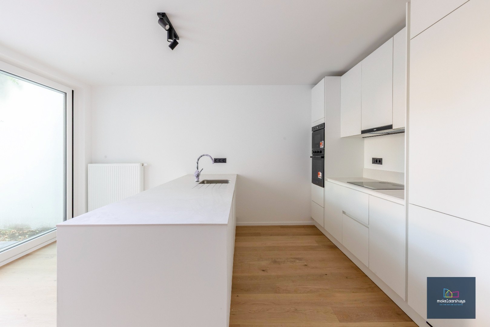 Prachtig  duplex appartement met 4 slpk, 3 badk, grote tuin en parkeergelegenheid 