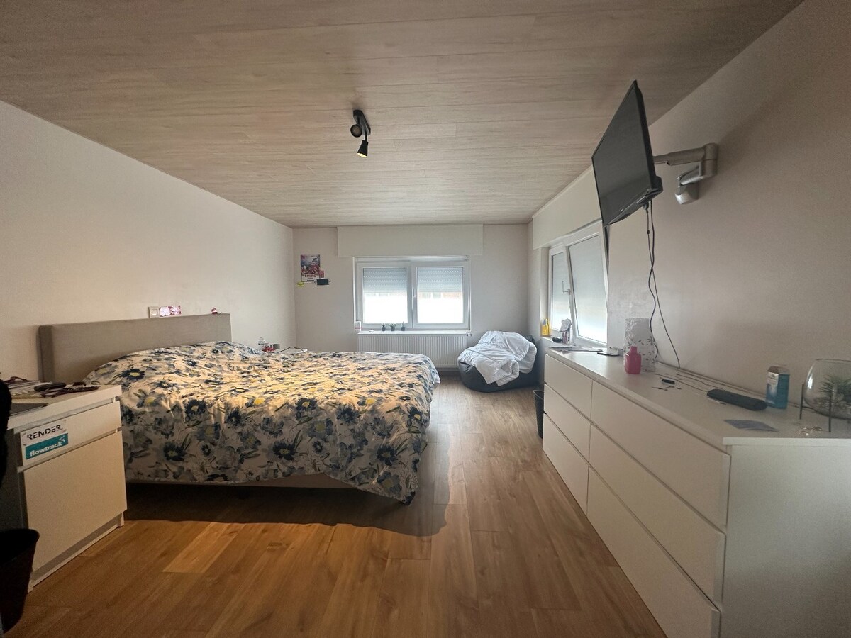 Verrassend ruime woning met 3 ruime slaapkamers en garage 