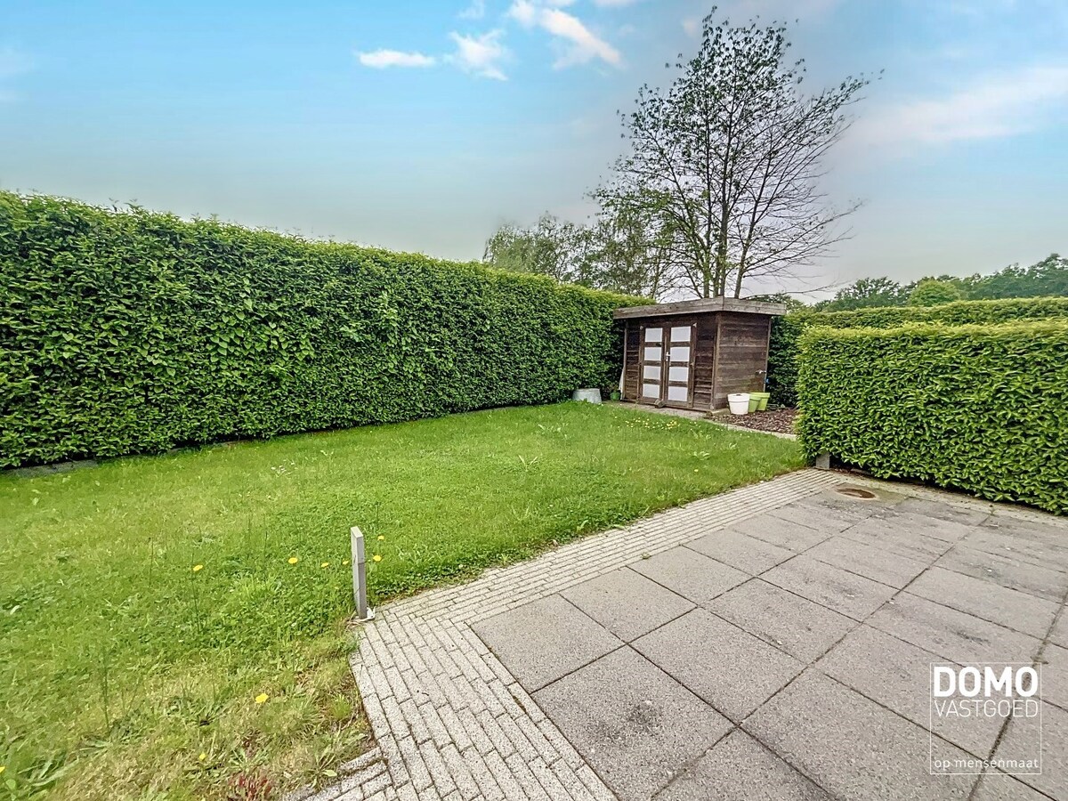 MODERNE OPEN BEBOUWING MET TUIN, INPANDIGE GARAGE EN 2 SLAAPKAMERS TE STOKROOIE 