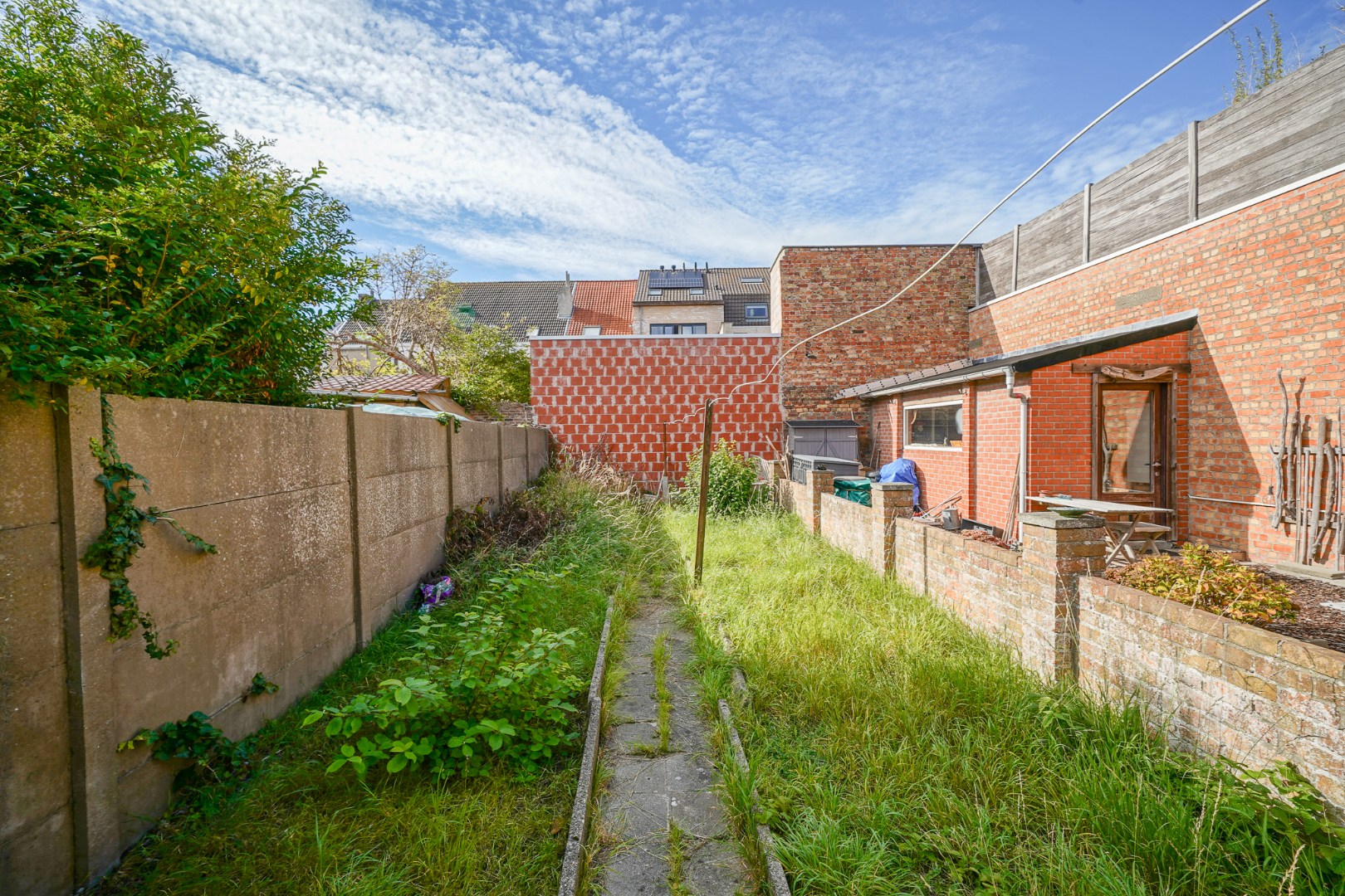 Te renoveren woning met voortuin, achtertuin op rustige ligging nabij het centrum 