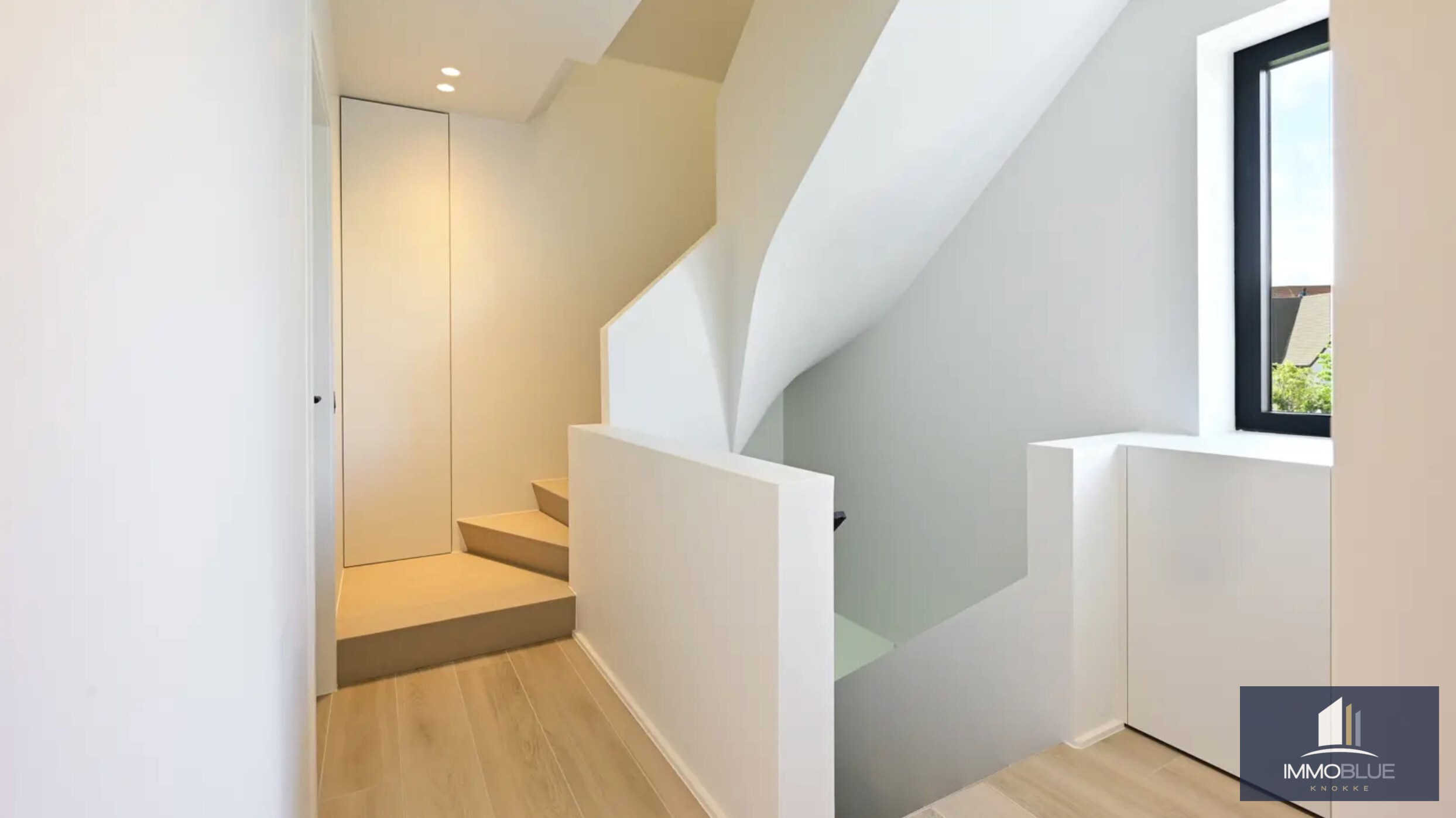 Nieuwbouw koppelvilla dichtbij het centrum van Knokke en op wandelafstand van het strand. 