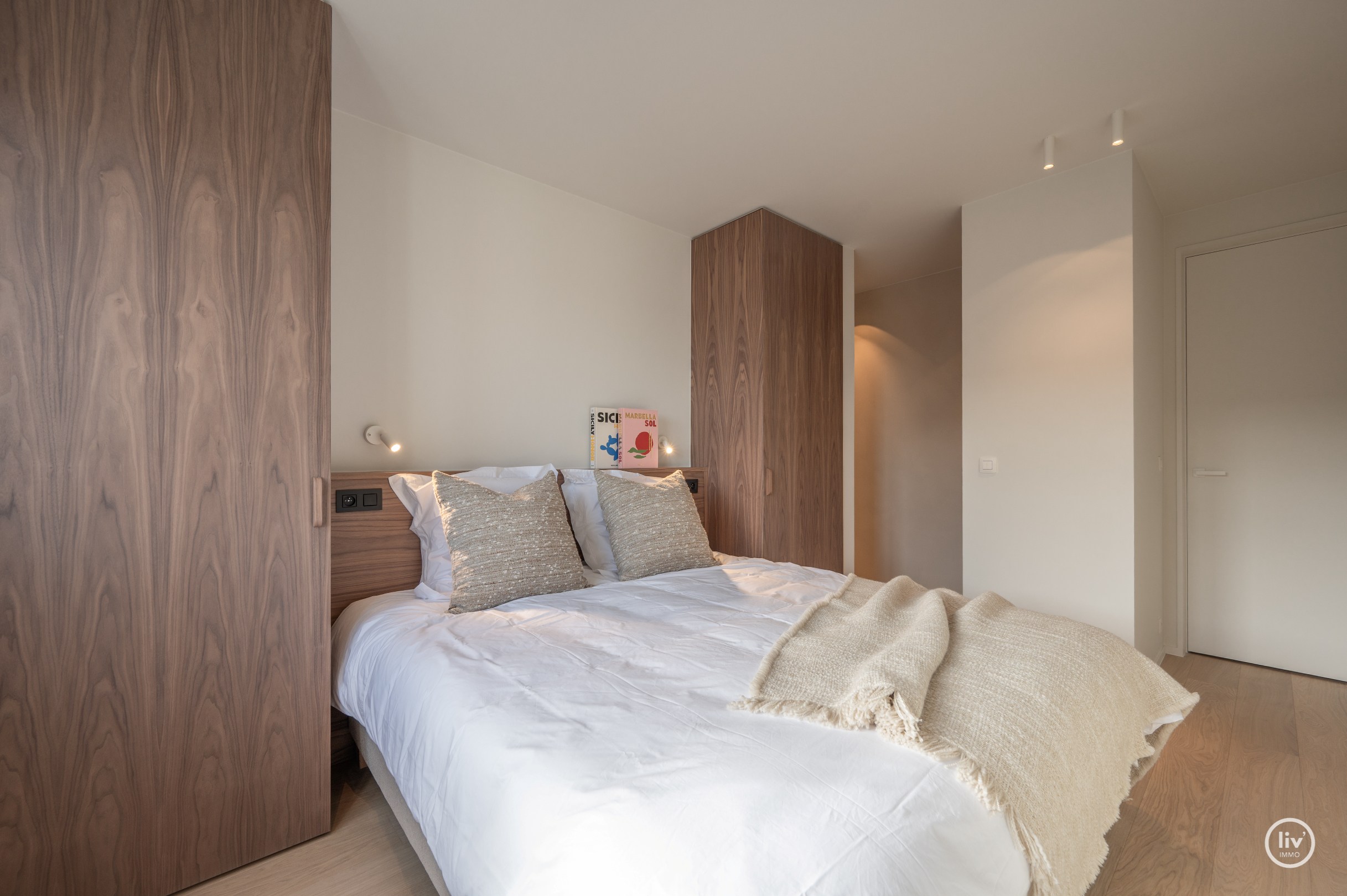 Zeer luxueus gerenoveerd 4 slaapkamer hoekappartement ideaal gelegen te Duinbergen genietend van zeezicht. 