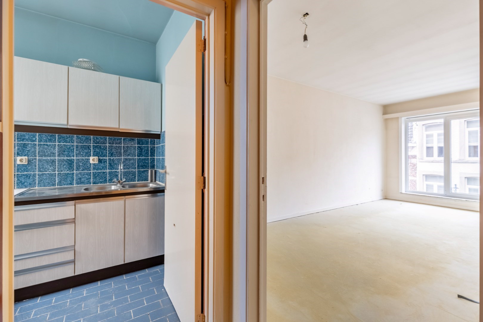 zicht vanuit hal op keuken en woonkamer 