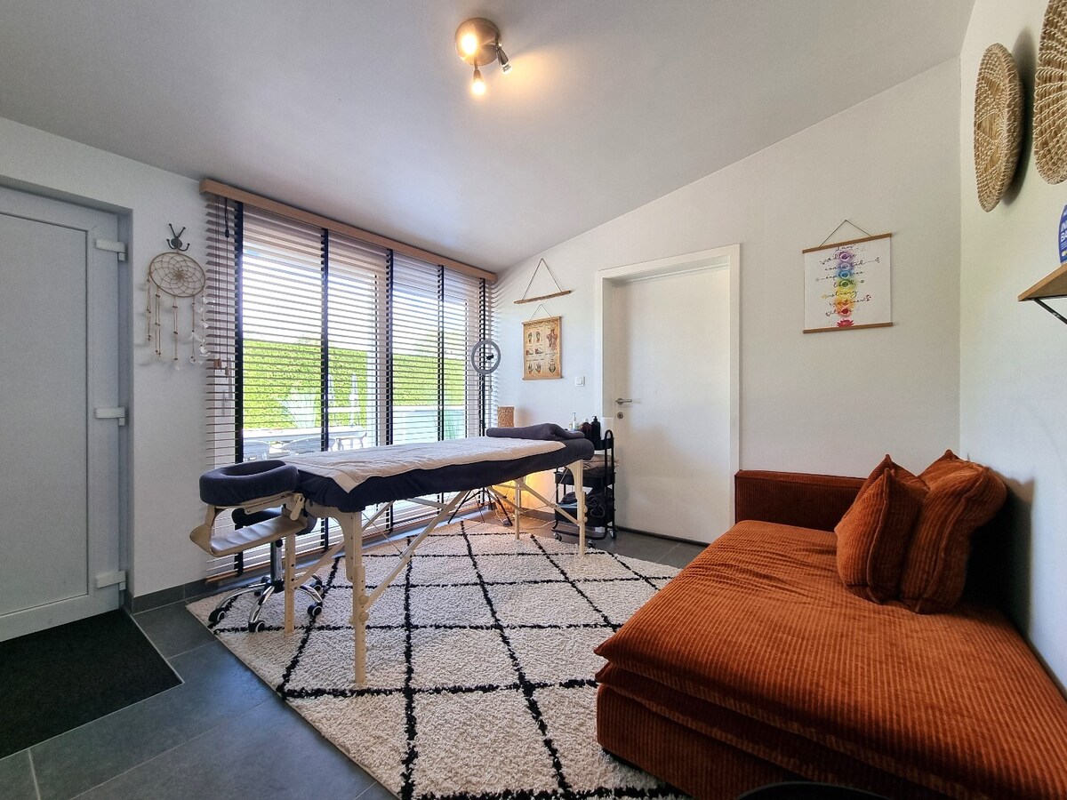 Prachtige, volledig gerenoveerde halfopen bebouwing op groot perceel van 842m² 