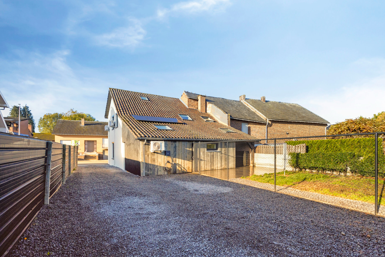 Inrit met achtergevel woning
