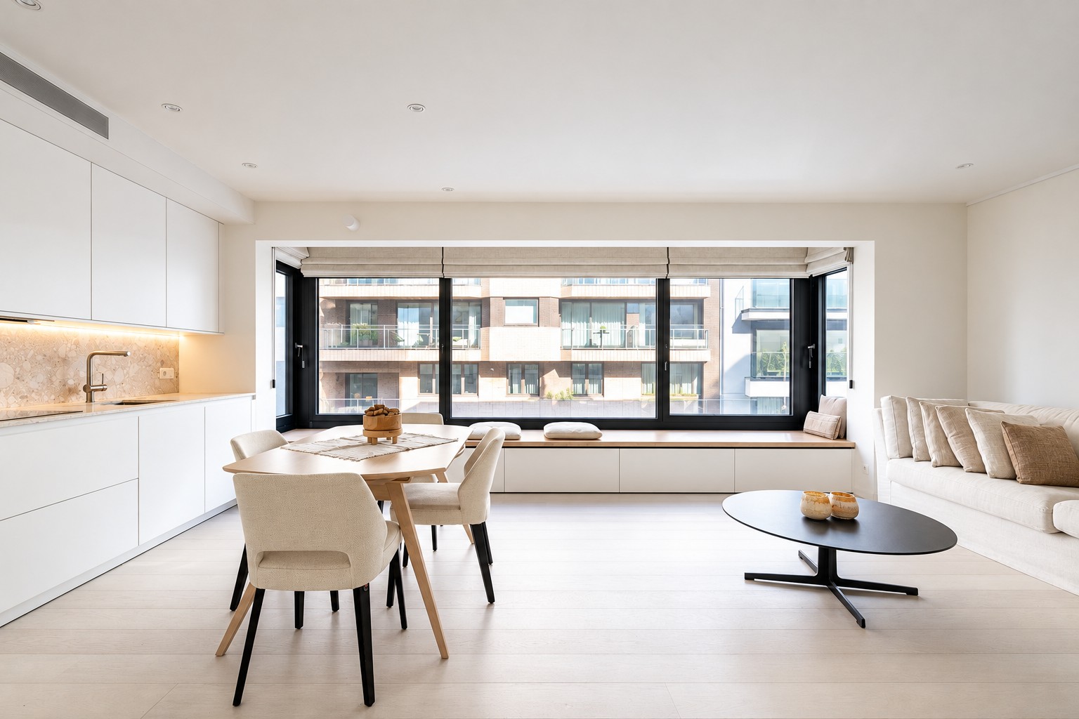 Appartement rénové avec style, offrant une vue latérale sur la mer, au cœur du Zoute. 