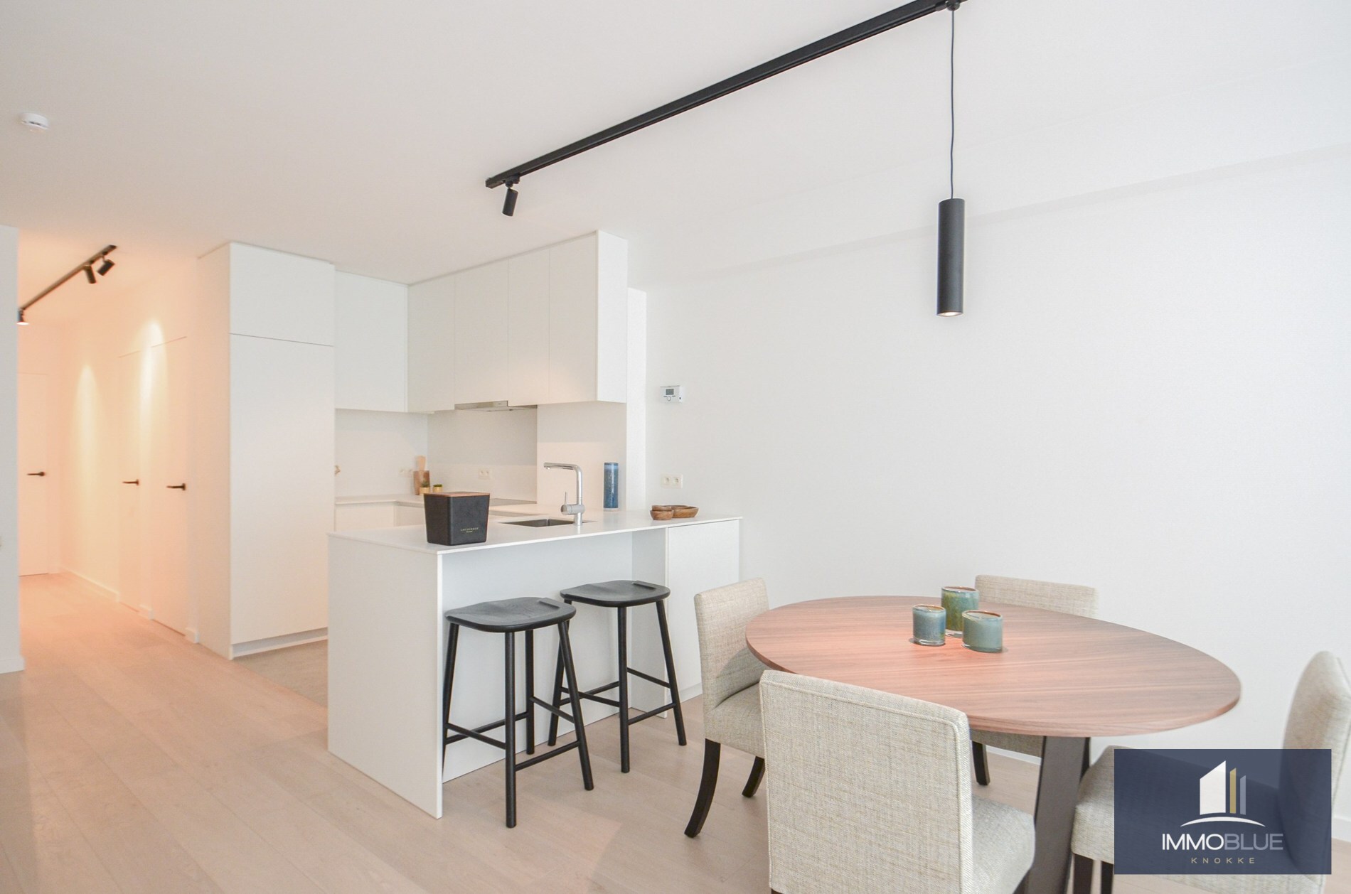 Appartement intemporel,  entièrement rénové, avec vue latérale sur la mer, situé au Zoute. 