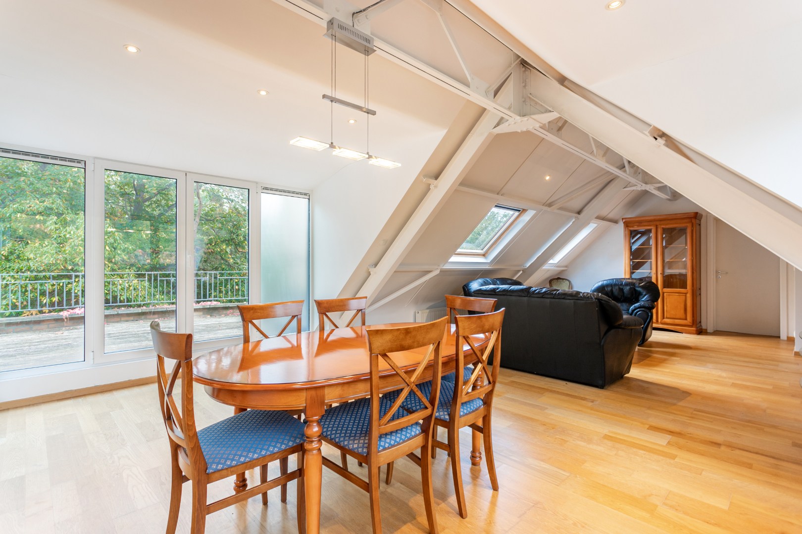 Uniek gelegen 1-slpk-appartement met ruim terras en garage in het Kluisbos 