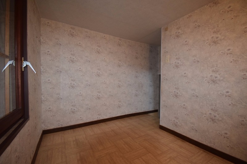 Grondig op te knappen woning met tuin, op toffe ligging. 