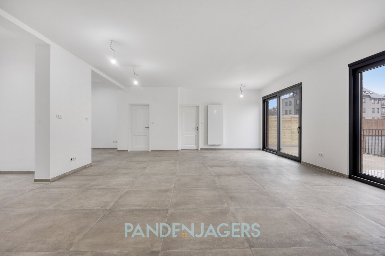 Volledig gerenoveerd handelspand met uitzonderlijke buitenruimte te Duffel 