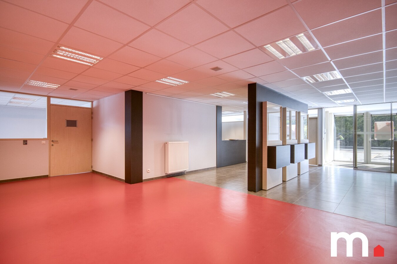 Instapklaar handelspand/kantoorruimte te Ingelmunster met Parkeerplaats! – Volledig gerenoveerd en uitstekend gelegen! 