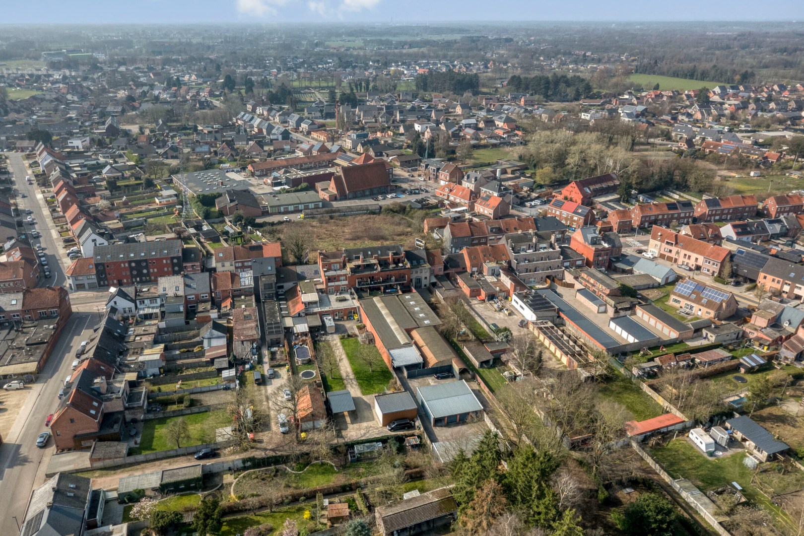 Handelsgelijkvloers met achter-inrit op commerciële ligging in centrum Geel 