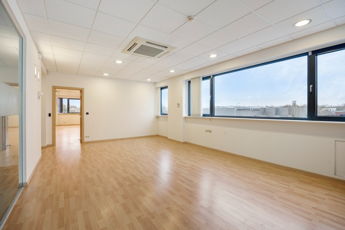 Kantoor te koop in het industriepark te Haasrode/Heverlee met 14 parkings - opp. 626 m² - verkoop van aandelen 