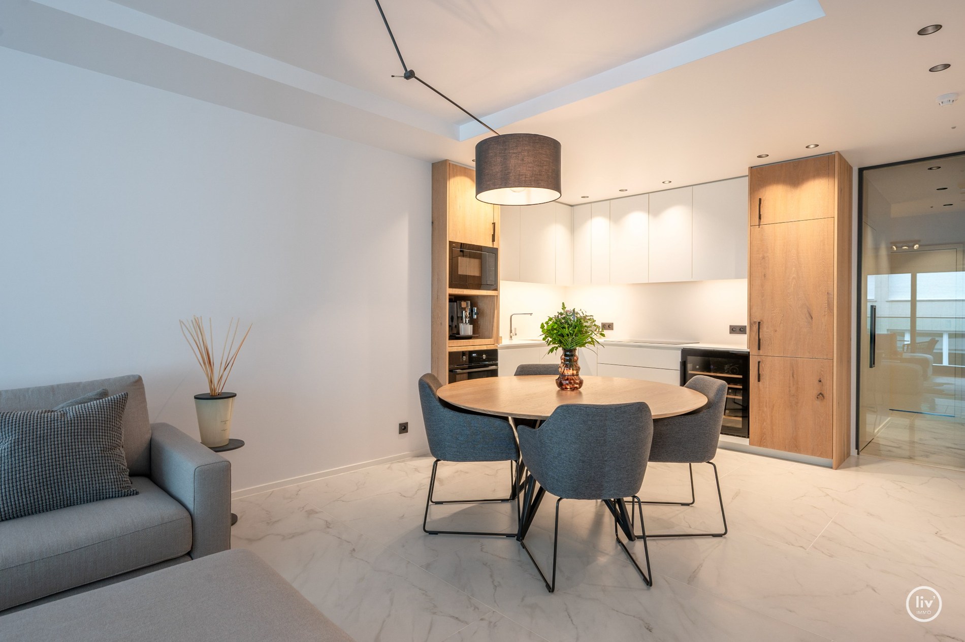 Prachtig gerenoveerd appartement met mooi zonneterras gelegen op de Kustlaan te Knokke. 