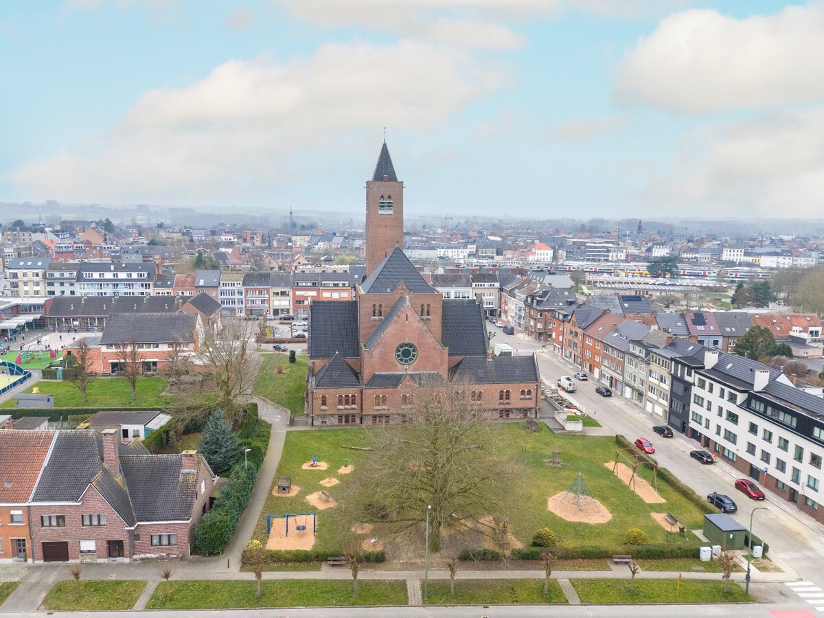 Op te frissen (gezins)woning met garage en tuin te Bevegem 