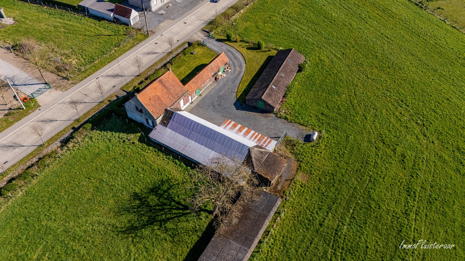 Renovated farmhouse with stables and pasture on approximately 1.7 hectares in Nazareth. 