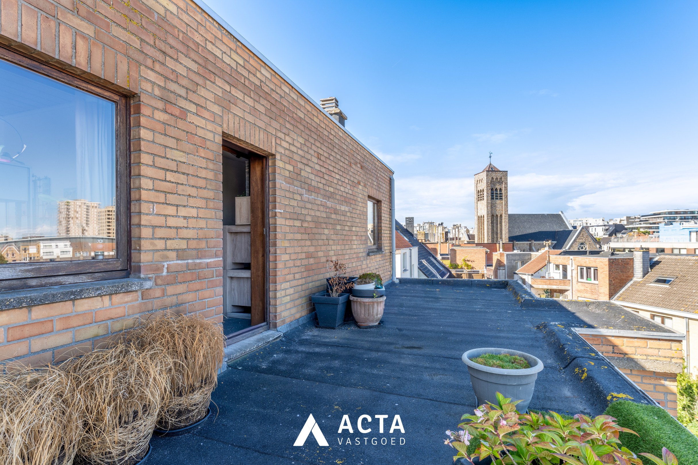 Dakappartement met zonnige terrassen in Mariakerke 