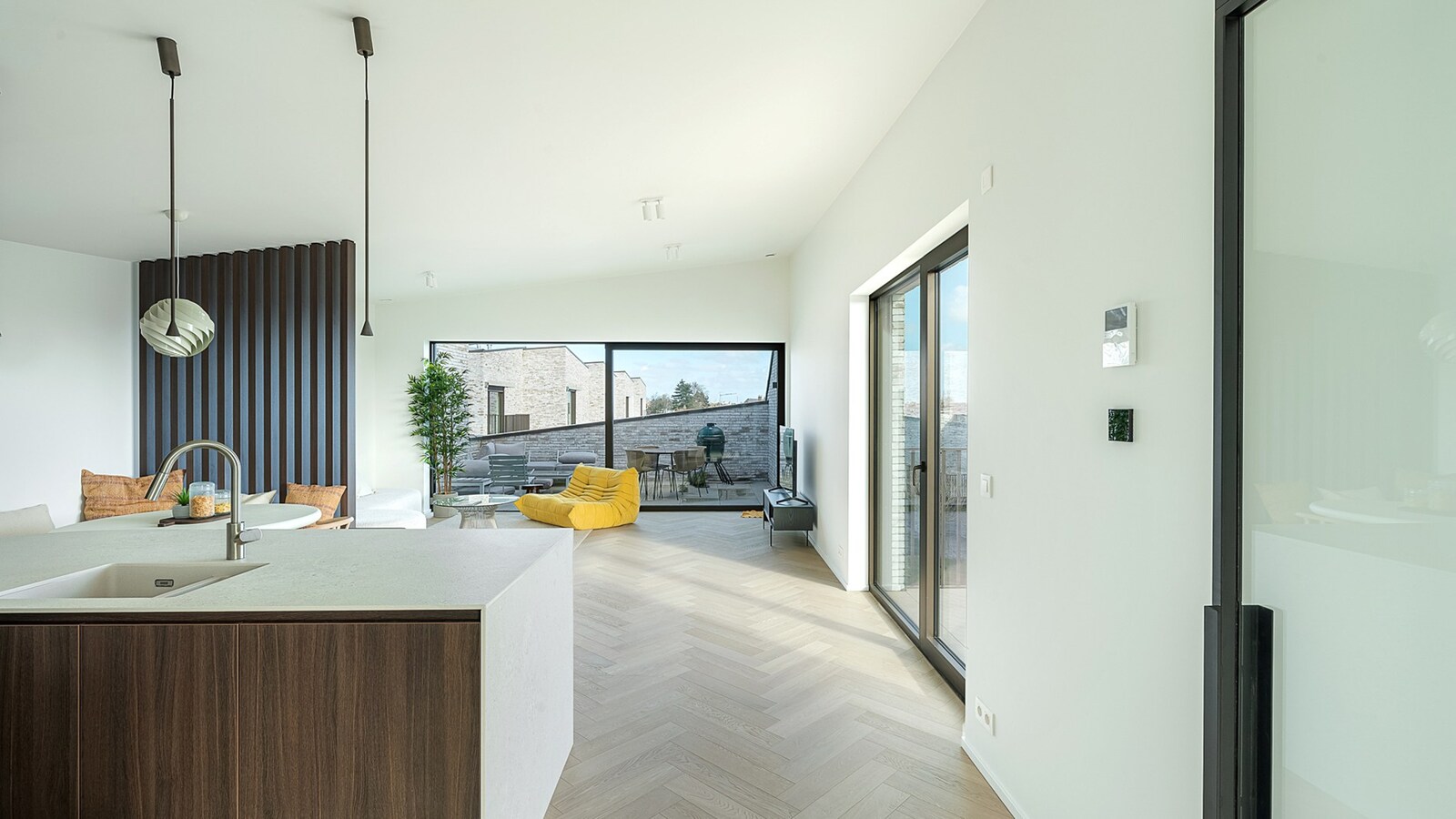 Exclusief verblijf met lift, terrassen en uitzonderlijke volumes in een groene-autovrije verkaveling te Knokke. 