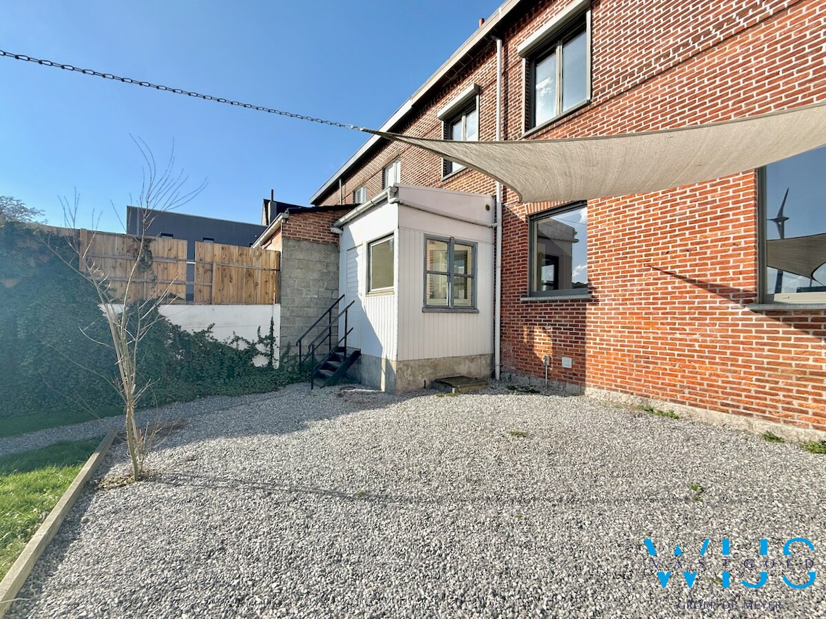 Zeer ruim en stevig woonhuis MET garage te Rieme ! 