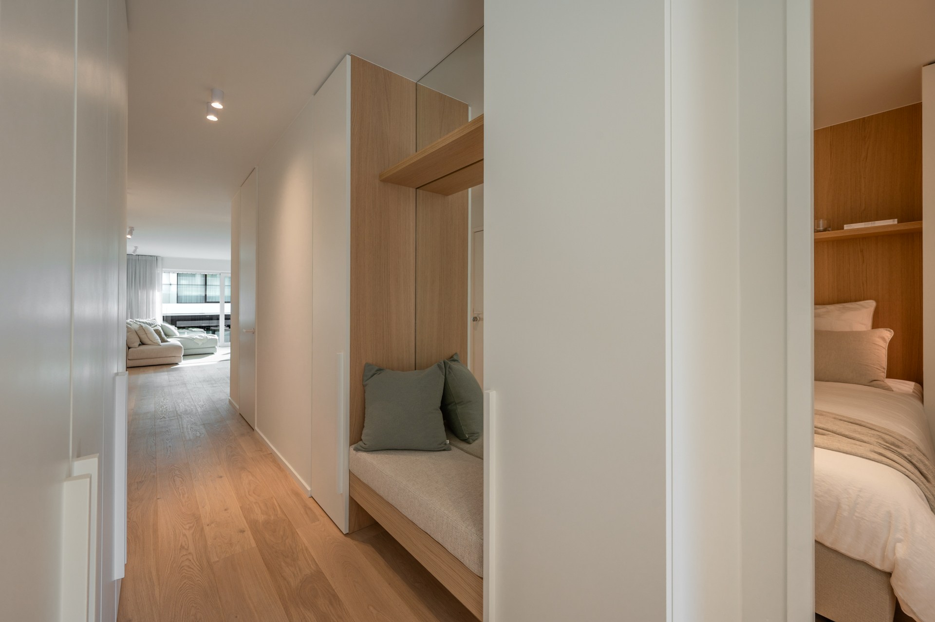 Exclusief gerenoveerd appartement met 3 slaapkamers te koop vlak bij het Albertstrand en het Lichtorenplein. 