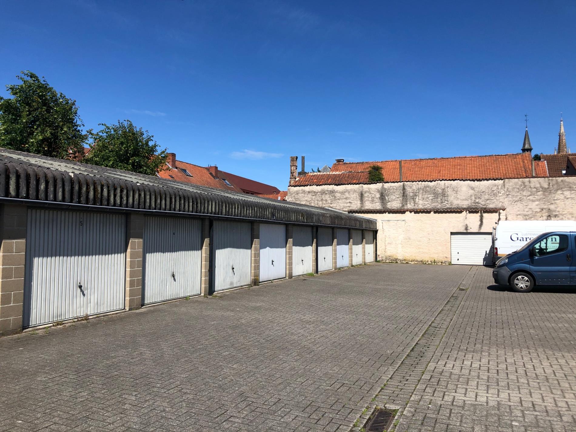 Gesloten garagebox in de Katelijnestraat 