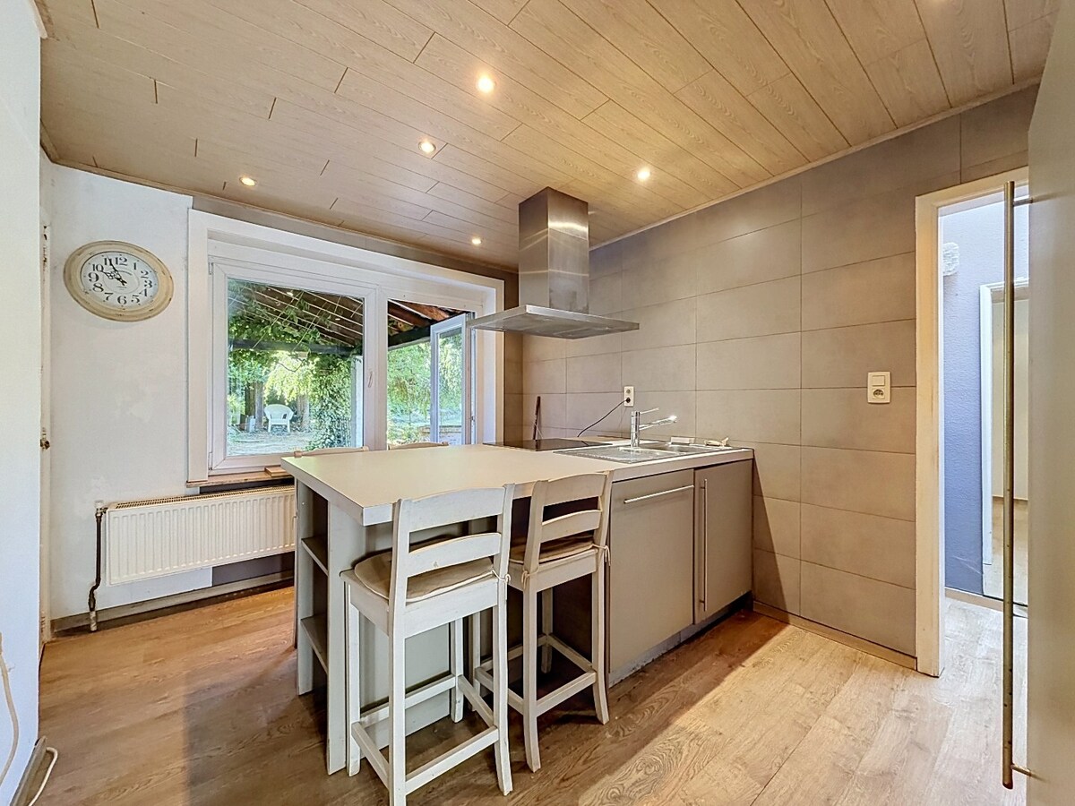 Ruime sixties villa op 3.630m² nabij dorpskern Steenhuize 