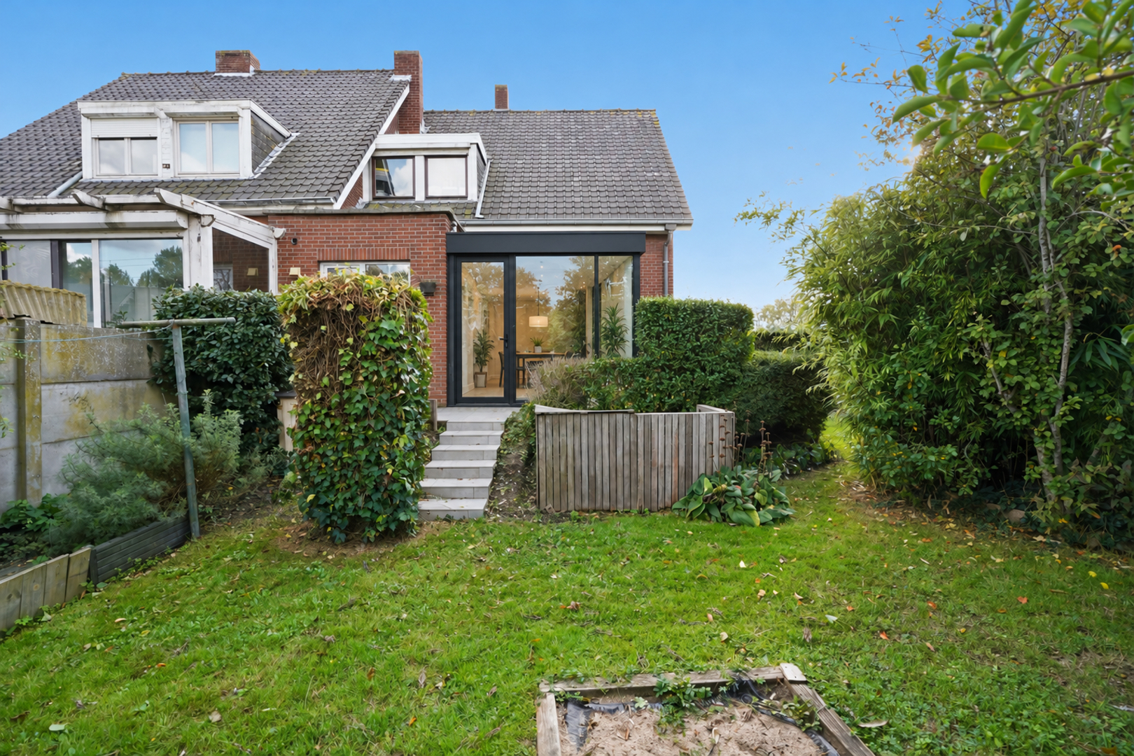 Halfopen woning met zongerichte tuin vlak bij het centrum van Veurne 