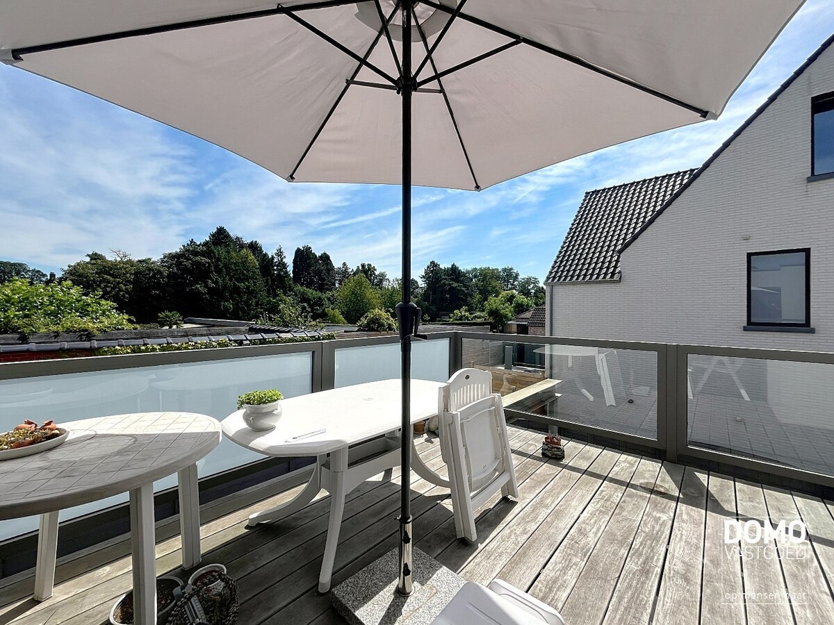 RUIM APPARTEMENT VAN 120 M² MET TERRAS, LIFT, 2 SLAAPKAMERS EN AUTOSTANDPLAATS GELEGEN TE CENTRUM KERMT 