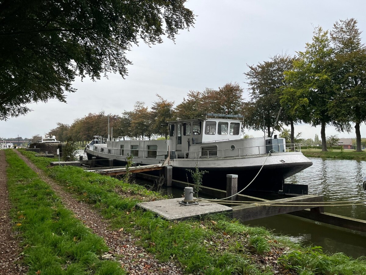 Wonen op het water – Woonboot op de Zuid-Willemsvaart 